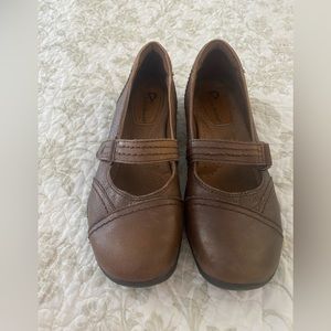 Brown Leather Earth Origins shoes 6.5
